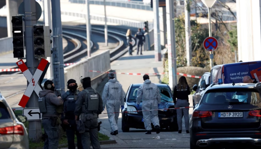 在德国曼海姆市,汽车冲进人群,造成2人死亡其他人受伤