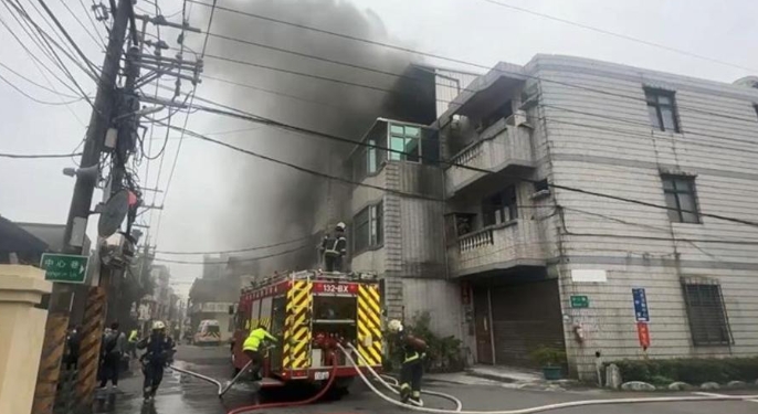 台湾新北市一铁皮屋工厂发生火灾