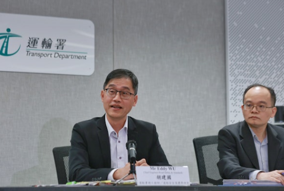 立法会早前通过修订法例并刊宪，规定8岁以下及身高未达到1.35米的儿童，坐在私家车时，须使用儿童束缚设备。运输署今日（22日）提醒家长、监护人、私家车司机，由今年11月1日起，上述儿童乘坐私家车时须使用儿童安全座椅等儿童束缚设备。