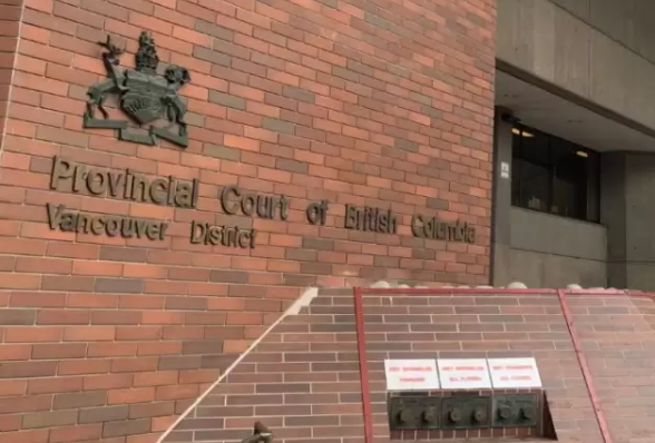 温哥华男子好心劝架被刺穿心脏而死 ：杀人者被判刑5年