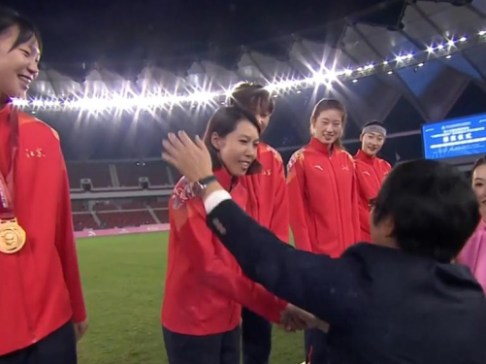 十五运会｜香港教练陈婉婷率江苏队夺足球女子成年组金牌