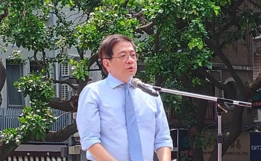 前台大校长管中闵将退休最后一堂课学生合影留念