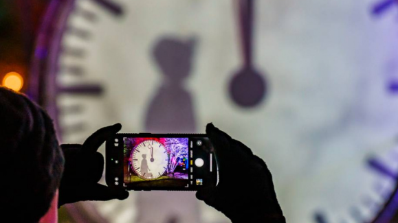 手机禁令上路 教师惊觉青少年不会看指针时钟