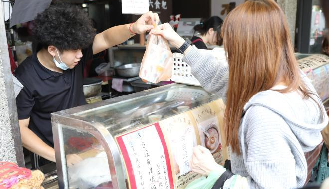 台湾写真：吃汤圆、祈平安 在台北感受“冬至大如年”