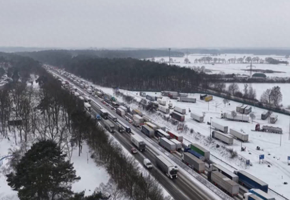 德国遭遇“黑冰”天气，学校停课，航班取消，列车停运