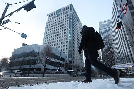 韩国多地因晚间降雪出现路面结冰
