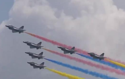 中国空军八一飞行表演队圆满完成新加坡航展飞行表演任务