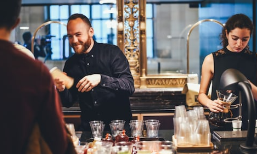 近8成美国人吐槽小费“荒谬” 越来越多人开始少给